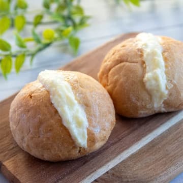 【パン屋に行かずにこの味が食べられるとか反則でしょ…】「材料2つ混ぜるだけなのに再現度バグってる」「好きなだけクリーム詰められて最高」