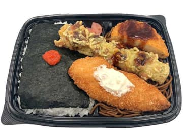 ちくわの磯辺揚げや白身フライ、コロッケなどを盛り付けて776kcalの海苔弁当! セブン‐イレブンが「明太海苔弁当」を発売