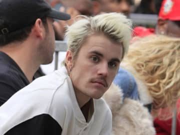 「アアアアア」「キュートだよおお涙」 ジャスティン・ビーバー、サンタ帽をかぶった息子の姿披露でファンが悶絶