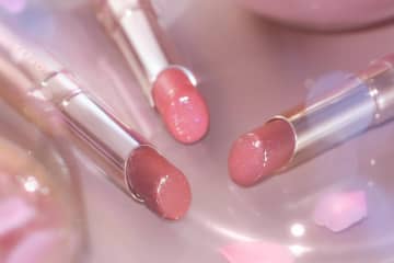 オペラ「グロウリップティント」26年春限定色、ブルーラメ透ける“桜風味”ミルキーカラー