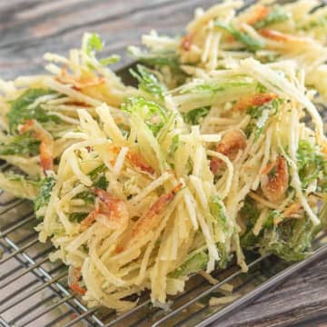 【フライドポテトよりウマいぞ】「揚げたてを味見したら全部なくなったわ」カリカリ食感がたまらん「じゃがいものかき揚げ」レシピ