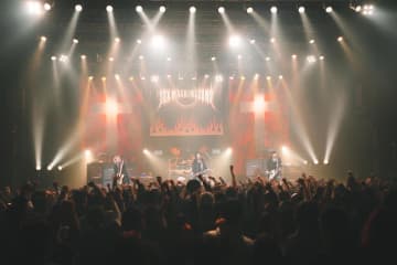 【ライブレポート】SEX MACHINEGUNS、2年半ぶりニューアルバムを掲げマンスリーライブ「マグマのように熱く燃えましょうか！」