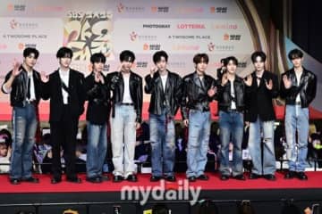 【PHOTO】ZEROBASEONE「2025 SBS歌謡大典」レッドカーペットに登場