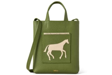 マルベリー“白馬の地上絵”着想レザートートバッグ、グリーン×オフホワイトの馬形チャームも