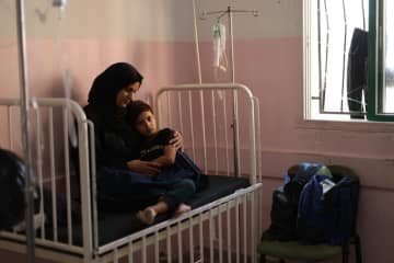 「どうかこの苦しみを取り除いて」──ガザで医療搬送を待つ人びとの叫びと祈り