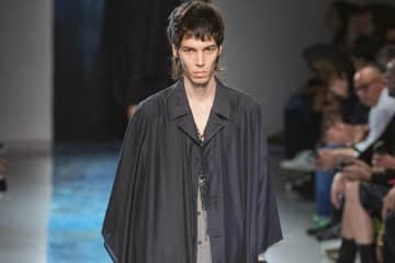 ヨウジヤマモト プールオム、軽やかなシルクのブラックスーツや万華鏡プリントのジャケット