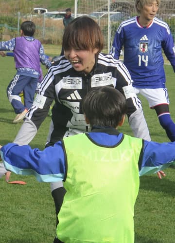 宮沢ひなたがサッカー教室で交流　「子どもたちが憧れる存在に」