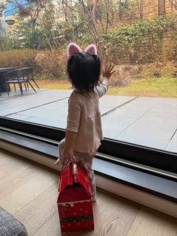 女優イ・ミンジョン、“猫耳つけた”愛娘の写真を公開！「サンタさんが来たんだ」【PHOTO】
