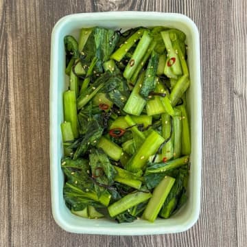 【小松菜は漬けてみて！】切って和えるだけ！超簡単に作れる小松菜の塩昆布浅漬けレシピ