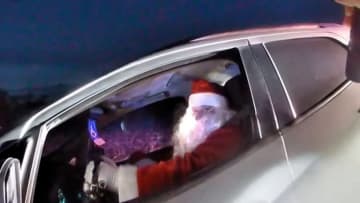 「サンタと妻」がスピード違反で停車命じられる、警察のボディーカメラで映像撮影　米
