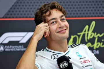 F1恒例のクリスマスプレゼント交換でラッセルが唖然。ルクレールのいたずらに「言葉がないよ」