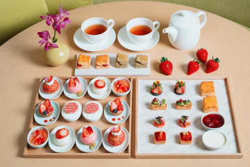 東京エディション銀座の苺尽くしアフタヌーンティー、苺ミルクのパンナコッタや“苺×ベリー”タルトなど