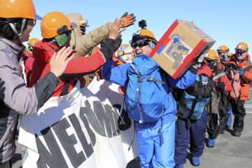 67次隊、南極昭和基地に到着　越冬隊員の歓迎受ける