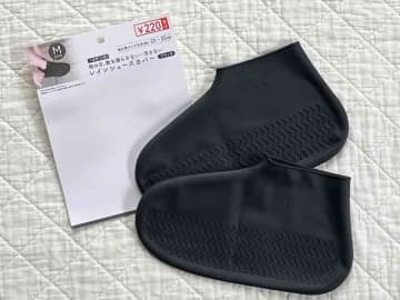 【キャンドゥ雨対策】220円でお気に入りの靴が防水仕様に⁉「レインシューズカバー」がめっちゃ便利！