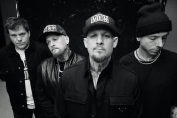 グッド・シャーロット、「Fairytale of New York」カバーのヴィジュアライザー・ビデオを公開