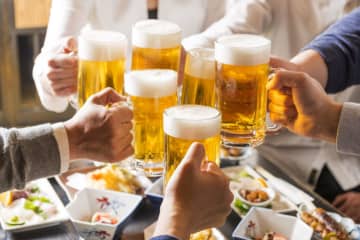 会社の忘年会で幹事を任されました。職場でも「アルコール離れ」が進んでいますが飲む人もいます。飲み放題プランは付けるべき？