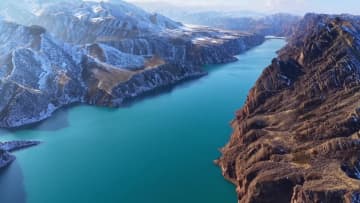 雪晴れの天山、雲海と湖面が織り成す景観　中国・新疆マナス県