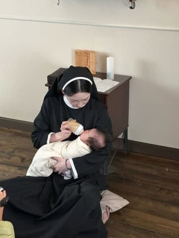 aespaのKARINA、赤ちゃんを抱っこする姿も…美しすぎる修道女に変身