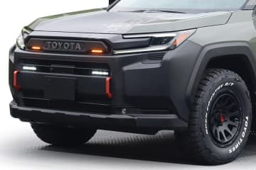 顔つき一変、タフなプロテクターが「無骨」でいい感じ。豊田自動織機が新型RAV4カスタムを披露【東京オートサロン2026】