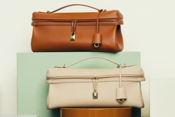 ロロ・ピアーナ”細身の横長”バッグ「エクストラ・ソフティ」ゴールドチャーム＆レザーキーホルダー付き