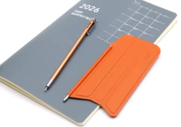 来年の手帳に忍ばせておいて！ 携帯性をとことん追求した2本の極細ボールペン