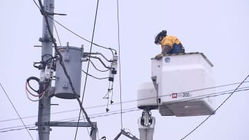 「電柱の上のところから火が…トイレが流れない」」東京・目黒区や世田谷区で2600軒一時停電　電柱のコンデンサー劣化し煙出たか