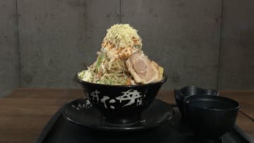 クリスマス限定“寿司ケーキ”に4歳男の子が興奮！　“まるでツリー”の肉・ニンニクマシマシ、モンスター丼も登場