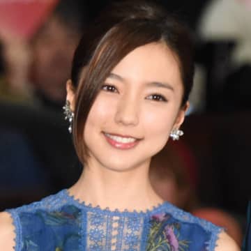 真野恵里菜「宝石のような」保湿力も高評価！お気に入りリップを紹介