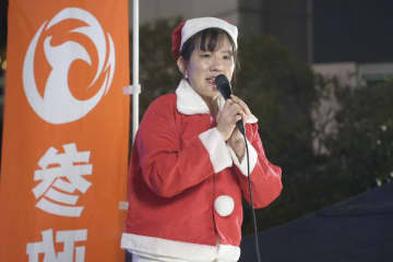 豊田真由子氏「おばさんサンタで申し訳ありません」　参政党新橋街宣でクリスマスコスプレ披露