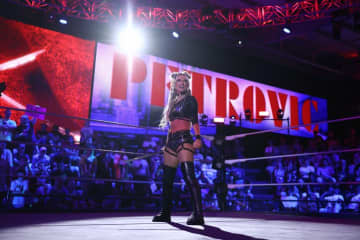 “キル・ビル風パフォ”で話題の美女レスラー、Vネックが「深すぎる」大胆ドレスショットに反響「なんて美しいんだ」