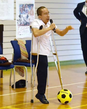 「ベトちゃんドクちゃん」の弟ドクさん、白井中で講演　「武力ではなく言葉で」平和訴え　ベトナム戦争結合双生児