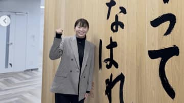 渋野日向子「これからも”やってみなはれ”精神で」　所属のサントリー訪れガッツポーズで笑顔見せる