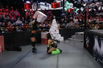 何やってんの？ 美女レスラー、クリスマスツリーに向かって“まさかの行動” 衝撃展開に実況も唖然