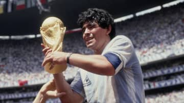 マラドーナの象徴的なバルセロナのユニフォーム、落札額が記録更新と話題に！