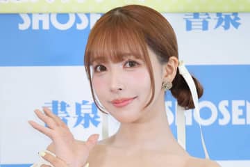 クリスマスイブにまるで真夏の装い、三上悠亜に様々な声「季節感おかしい」「かわいすぎる」