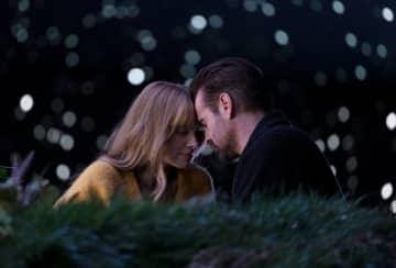 「無感覚な1人より君と心を震わせたい」“クリスマスにぴったり”ロマンティックなワンシーンを公開『ビューティフル・ジャーニー』