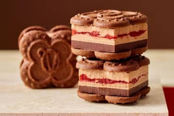 ベリールビーカット冬限定いちごバターサンド、極厚ショコラバタークリームをサンド