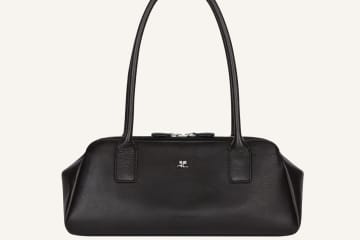 クレージュ26年春夏プレ「ストリップ」レザーバッグ、柔らかフォルム×上部を覆うマグネットフラップ