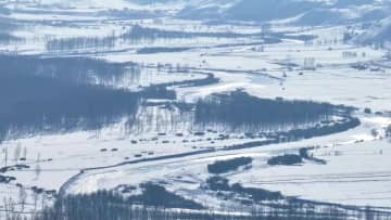 中国新疆・闊克蘇大峡谷に冬景色　雪原に広がる九曲十八弯