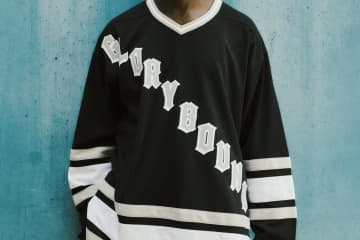 クーティー プロダクションズ×ミッチェルアンドネス、描き下ろしロゴのホッケージャージやショーツ
