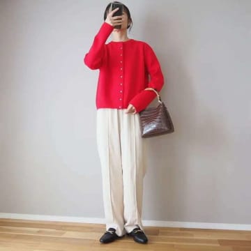 初詣は赤ニット×白で華やかに♪ お正月に着たいコーデアイデア