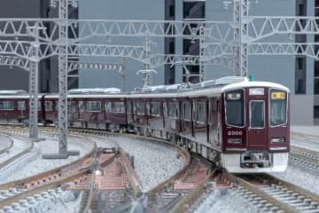 阪急電鉄を象徴する色「阪急マルーン」を忠実に再現！トミックス、初の阪急電鉄モデル「新2000系」を製品化　12月26日より発売