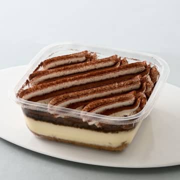 シロップを染み込ませたコーヒースポンジにマスカルポーネ使用のティラミスムースを重ねた大容量のティラミス! ファミリーマートが「大きなティラミス」を発売