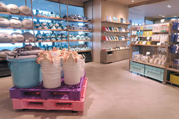 「海遊館グッズショップ」がリニューアル、ファン心くすぐる展示型空間に