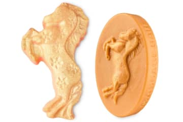 ラッシュの26年春ボディケア”うま”モチーフの金色バスボム＆マッサージオイル