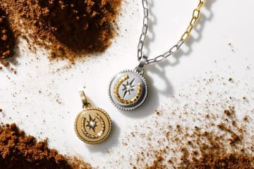 スタージュエリー“馬蹄コイン”のお守りジュエリー、中心に輝くダイヤモンド