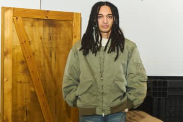 アンセルムのウィズム限定アウター、強いフェード加工を施したフライトジャケット