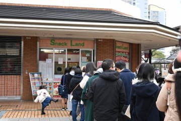 寒空の下4時間待ち「ソウルフード」は絶品クレープ！神戸の人気店閉店まで最後の1週間