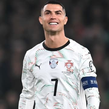 「リビングでかっ！」クリロナ一家がパジャマ姿で公開した“異次元のクリスマス”に反響殺到！「すべてが絵になる」「ジュニア（長男）はまた背伸びたな」