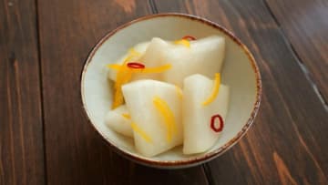 切って漬けるだけ！おせちにも箸休めにも◎「柚子大根」の作り方